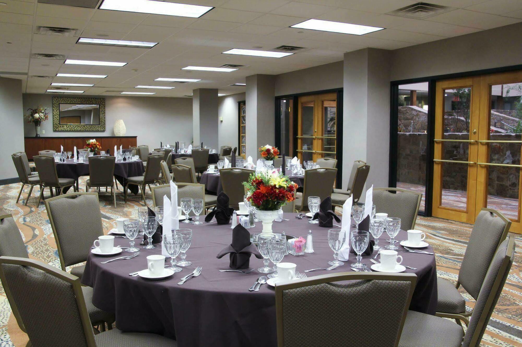 Embassy Suites By Hilton Oklahoma City Will Rogers Airport Esterno foto